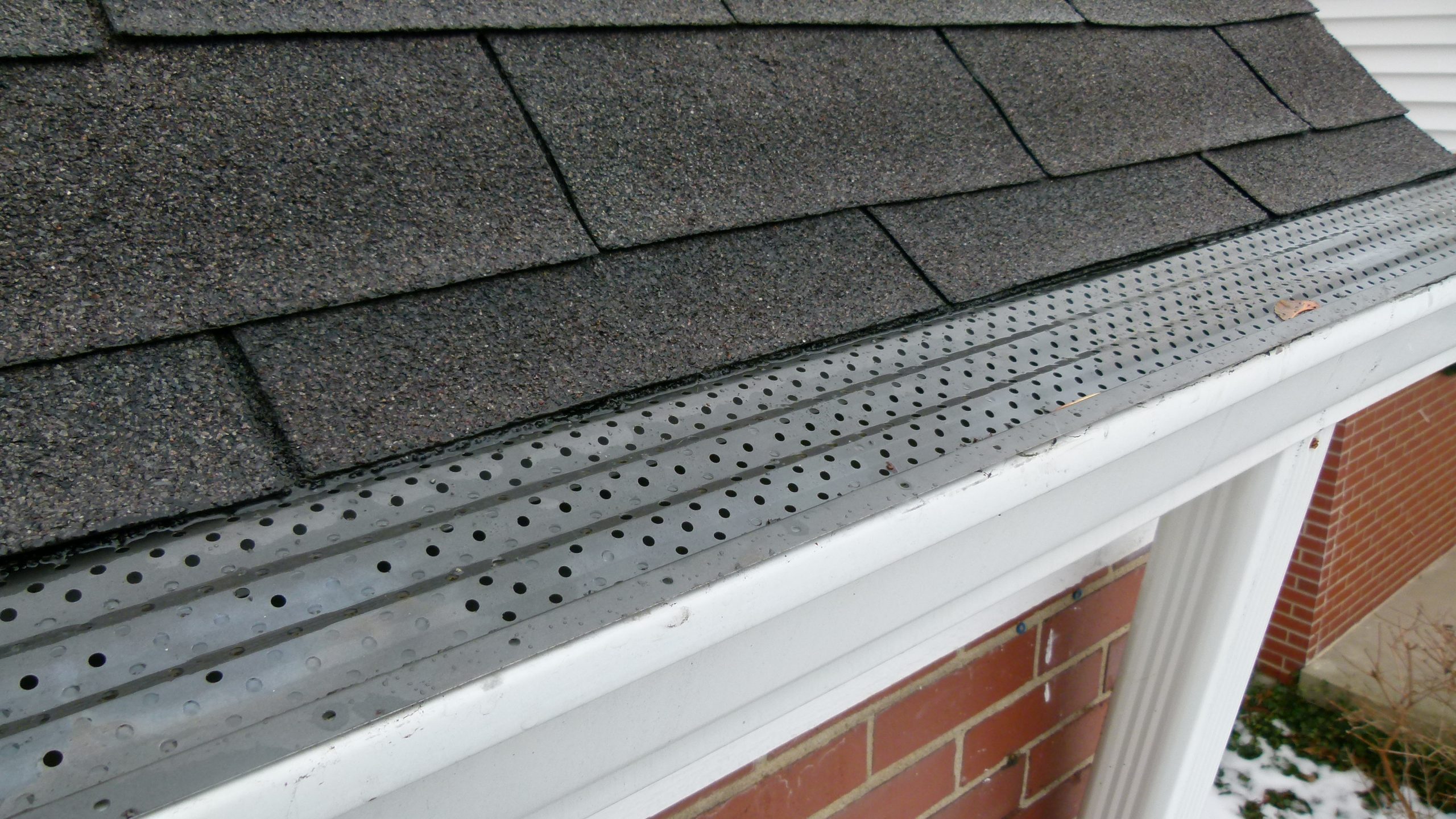 cleaning gutter screens cleaning gutter screens