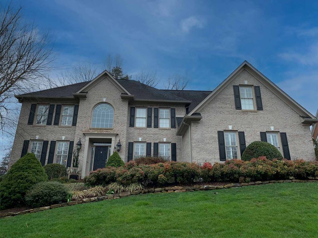 6-inch copper and aluminum gutters + mastershield copper and aluminum gutter guards were installed on a home in Knoxville, tn